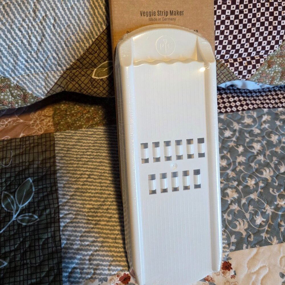 NIB Pampered Chef Veggie Strip Maker